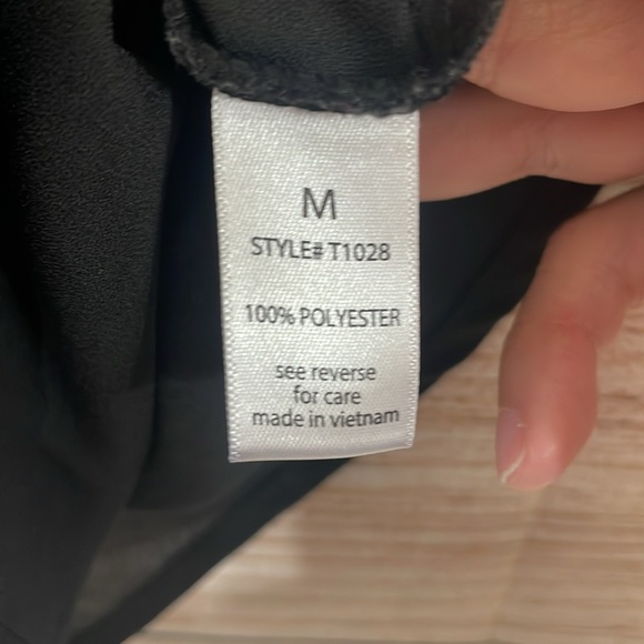 Woman’s Active USA Medium Black Flowy Cami Top - Picture 4 of 4